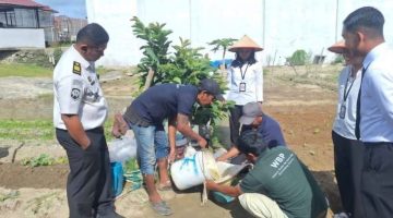 Dukung Ketahanan Pangan, Jajaran Giatja Lapas Narkotika Pematangsiantar Dan Peserta Magang Kemnaker Melaksanakan Pelatihan aplikasi Pupuk Organik Cair dari Sampah Sisa Sayur kepada WBP